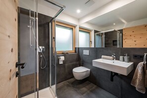 Dusche, Haartrockner, Bidet, Handtücher