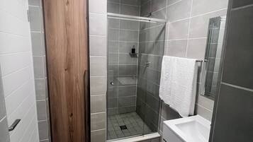Apartment, 1 Bedroom, Balcony | Bathroom