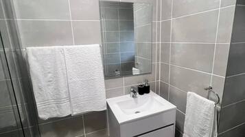 Apartment, 1 Bedroom, Balcony | Bathroom