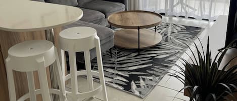 อพาร์ทเมนท์, 1 ห้องนอน, ระเบียง | ห้องนั่งเล่น
