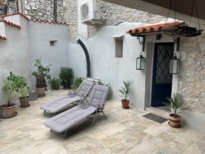 Terrace/patio - Typical Istrian stone house with romantic courtyard / dog-friendly (Brtonigla)
