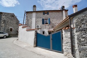 Exterior - Typical Istrian stone house with romantic courtyard / dog-friendly (Brtonigla)