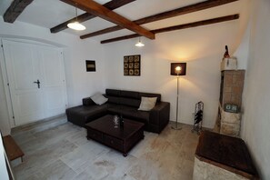 Living area - Typical Istrian stone house with romantic courtyard / dog-friendly (Brtonigla)
