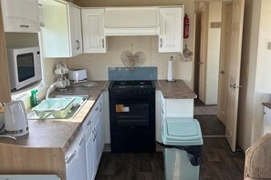 Private kitchen - House Sleeps 6 With Parking and Balcony (Skegness)