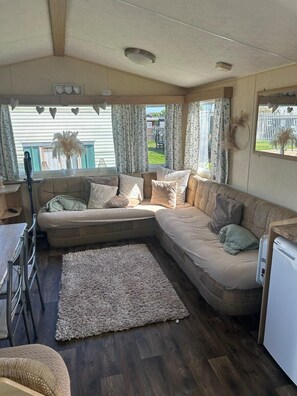 Living area - House Sleeps 6 With Parking and Balcony (Skegness)