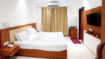 Standard Double Room | Hypo-allergenic bedding, desk, soundproofing, free WiFi
