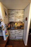 Comfort-huoneisto, oma kylpyhuone, kaupunkinäköala | Yksityinen keittiö | Täysikokoinen jääkaappi, mikroaaltouuni, liesi, paistolaatta