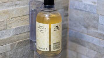 Comfort Apartment, Private Bathroom, City View | Bathroom amenities