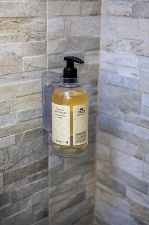 Comfort Apartment, Private Bathroom, City View | Kemudahan bilik mandi