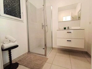 Hair dryer, towels, soap, toilet paper - L'Écrin d'Olmo: Charming & spacious terrace in a peaceful setting (Pietrosella)