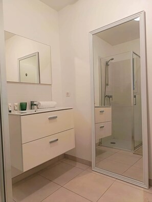Hair dryer, towels, soap, toilet paper - L'Écrin d'Olmo: Charming & spacious terrace in a peaceful setting (Pietrosella)