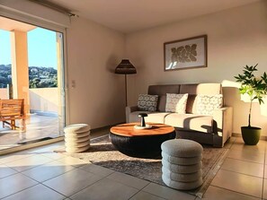 Living area - L'Écrin d'Olmo: Charming & spacious terrace in a peaceful setting (Pietrosella)
