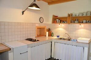 Refrigerador, horno, parrilla de estufa y cafetera y tetera 