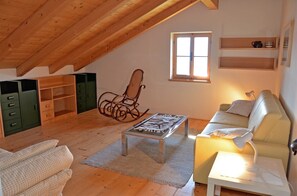 Living area - Holiday Home 'Kohlstatt Hof Ferienhaus' with Mountain View, Private Terrace and Wi-Fi (Verano)