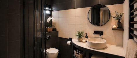 Douche, séchoir à cheveux, serviettes fournies, savon