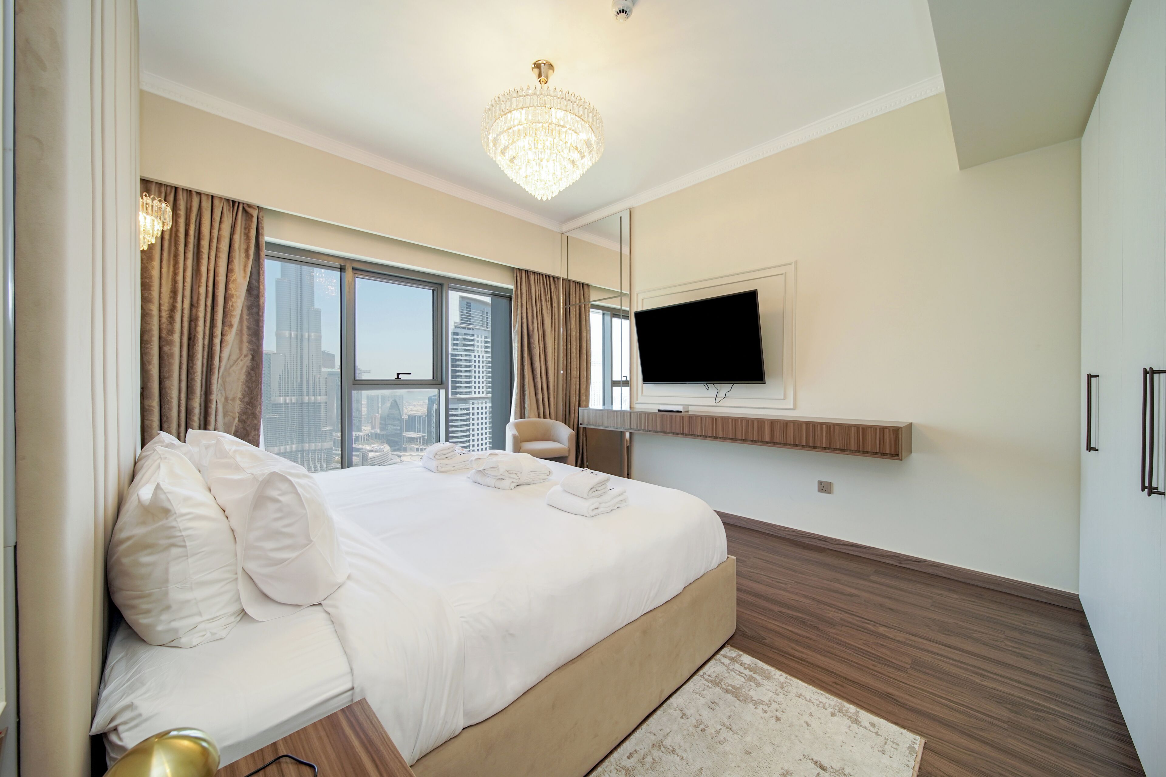 Departamento exclusivo, para no fumadores, vista a la ciudad | Caja de seguridad en la habitación y decoración personalizada 