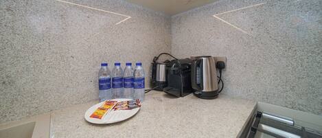Departamento exclusivo, para no fumadores, vista a la ciudad | Cocina privada | Refrigerador con congelador, microondas, horno y parrilla de estufa