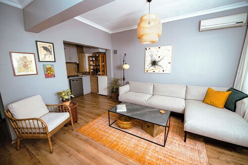 Cozy & Bright Urban Home in Center