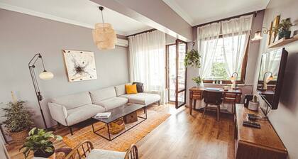 Cozy & Bright Urban Home in Center