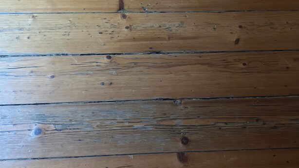 A wooden floor with a white mug and a clear glass. - Cozy & Bright Urban Home in Center (İstanbul)