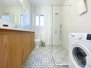 Dusche, Haartrockner, Handtücher, Seife