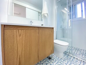 Dusche, Haartrockner, Handtücher, Seife