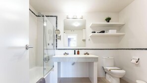 Douche, sèche-cheveux, serviettes fournies