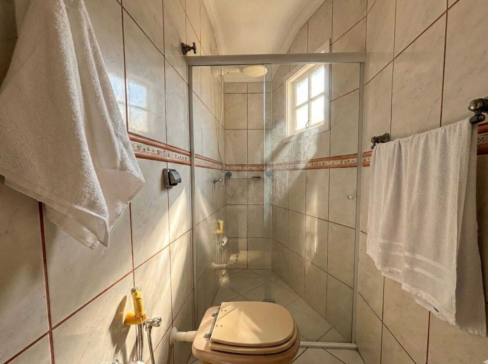 Toallas, jabón, papel de baño 