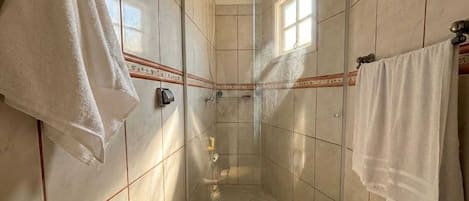 Toallas, jabón, papel de baño