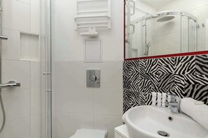 Shower, hair dryer, towels, shampoo - Functional Apartment | Close to the Beach and the Redlowski Cliffs (Gdynia)