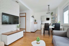 TV, offices - Functional Apartment | Close to the Beach and the Redlowski Cliffs (Gdynia)