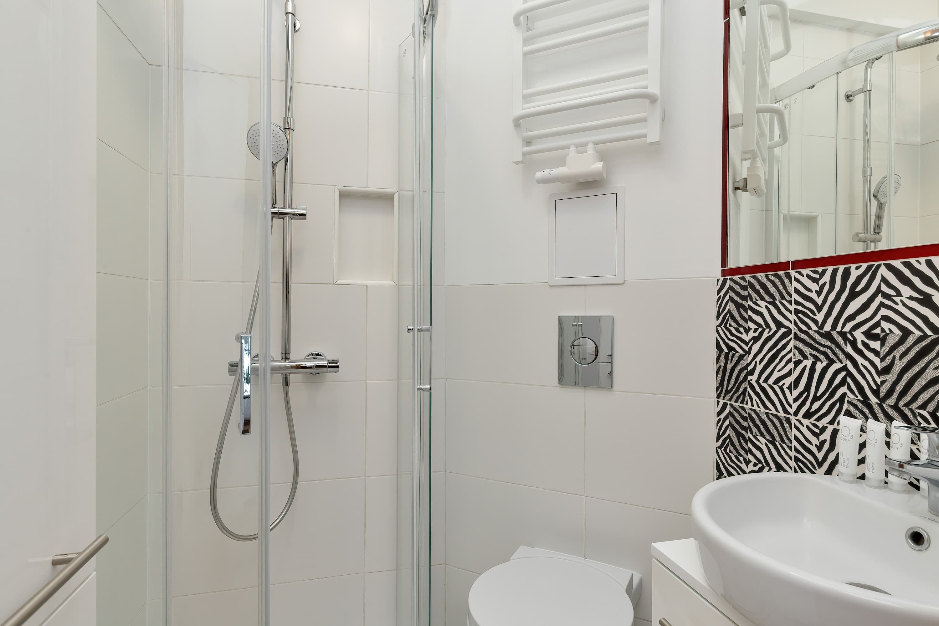Een douche, een haardroger, handdoeken, shampoo
