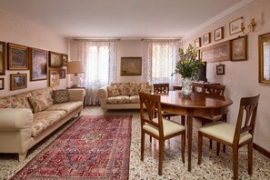 TV - Refined apartment with terrace in Santa Croce (Santa Croce)