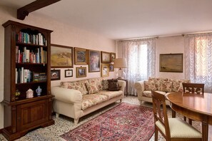 TV - Refined apartment with terrace in Santa Croce (Santa Croce)