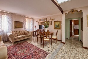TV - Refined apartment with terrace in Santa Croce (Santa Croce)