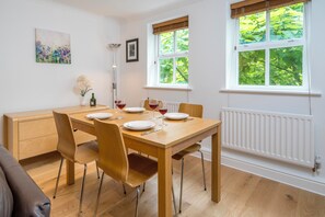Dining - Urban Retreat in Vauxhall - 2BR Central Stay (London)