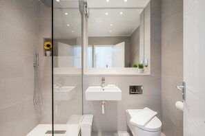 Shower, hair dryer, towels, soap - Urban Retreat in Vauxhall - 2BR Central Stay (London)