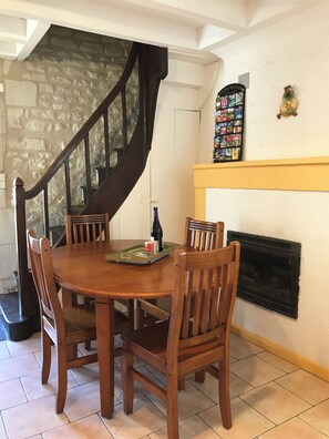 Dining - La Cour aux Moines" cottage in a quiet location with large garden (Jaulnay)