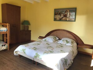2 bedrooms, iron/ironing board, WiFi, bed sheets - La Cour aux Moines" cottage in a quiet location with large garden (Jaulnay)
