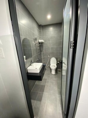 Basic Studio, Balcony, City View | Bathroom - Nha Nghi Phi Yen (Can Tho)