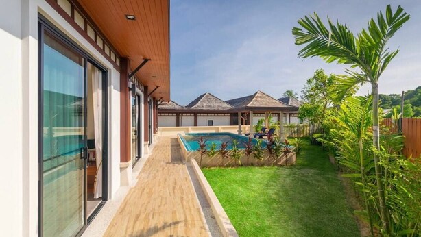 A modern house with a swimming pool, a covered patio, and a well-maintained lawn. - Rawai VIP | Naiharn Beach | 3-bedroom Pool Villa (Rawai)