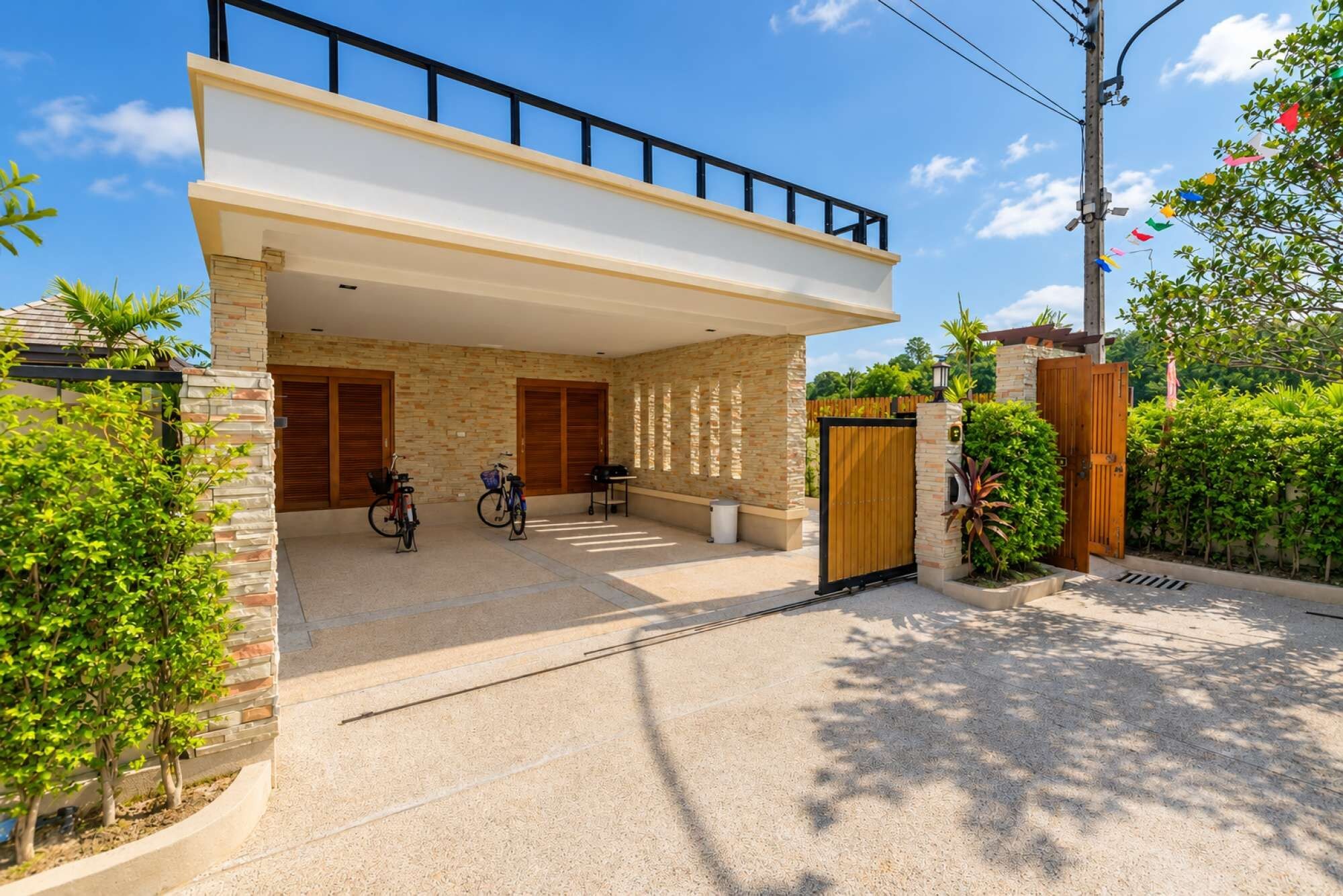 Un bâtiment moderne à deux étages, doté d’un patio couvert, d’une entrée sécurisée et offrant une vue sur un ciel dégagé.
