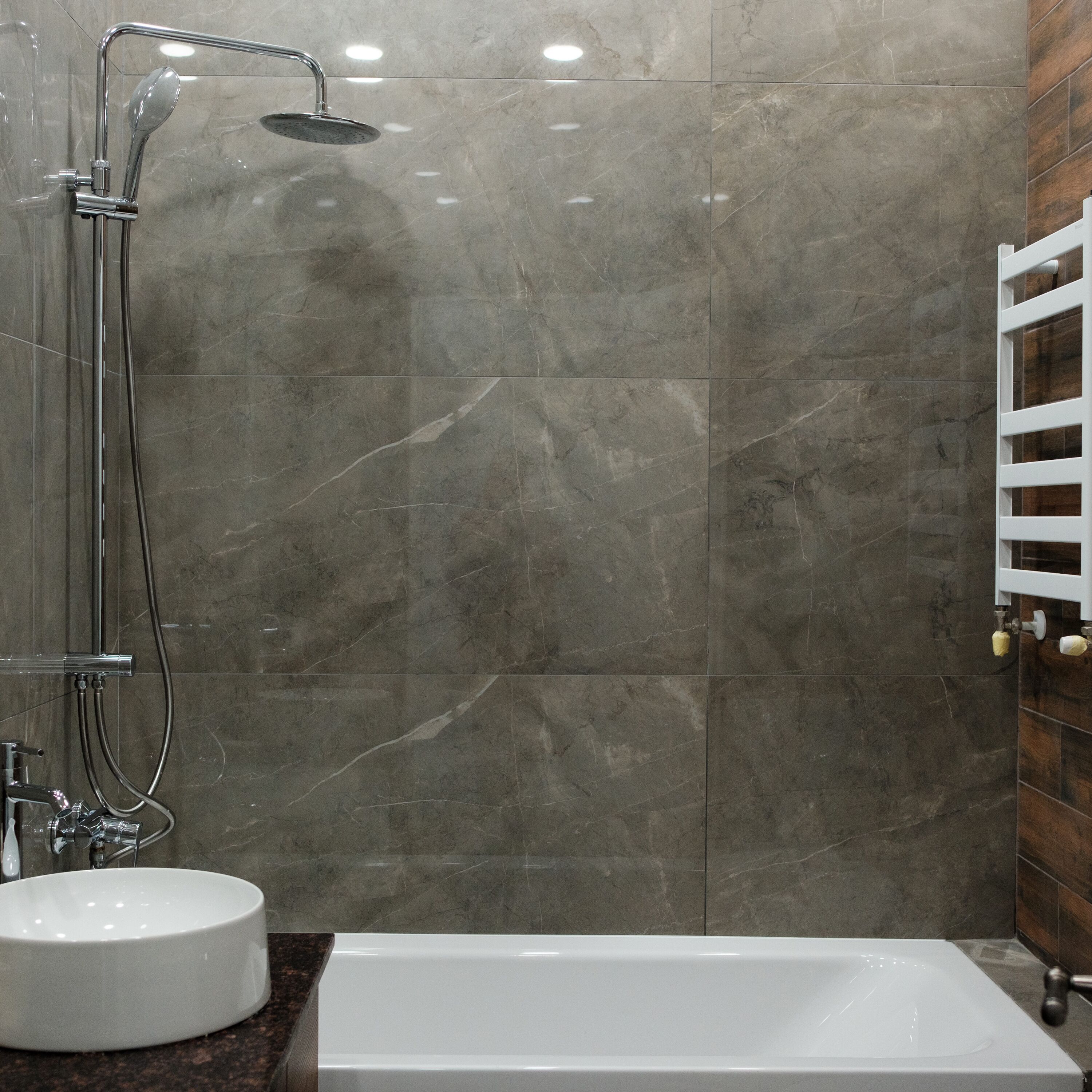 Un bagno con doccia, lavabo e vasca da bagno.