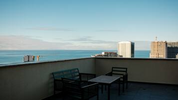 Luxury Penthouse, Sea View | Outdoor dining