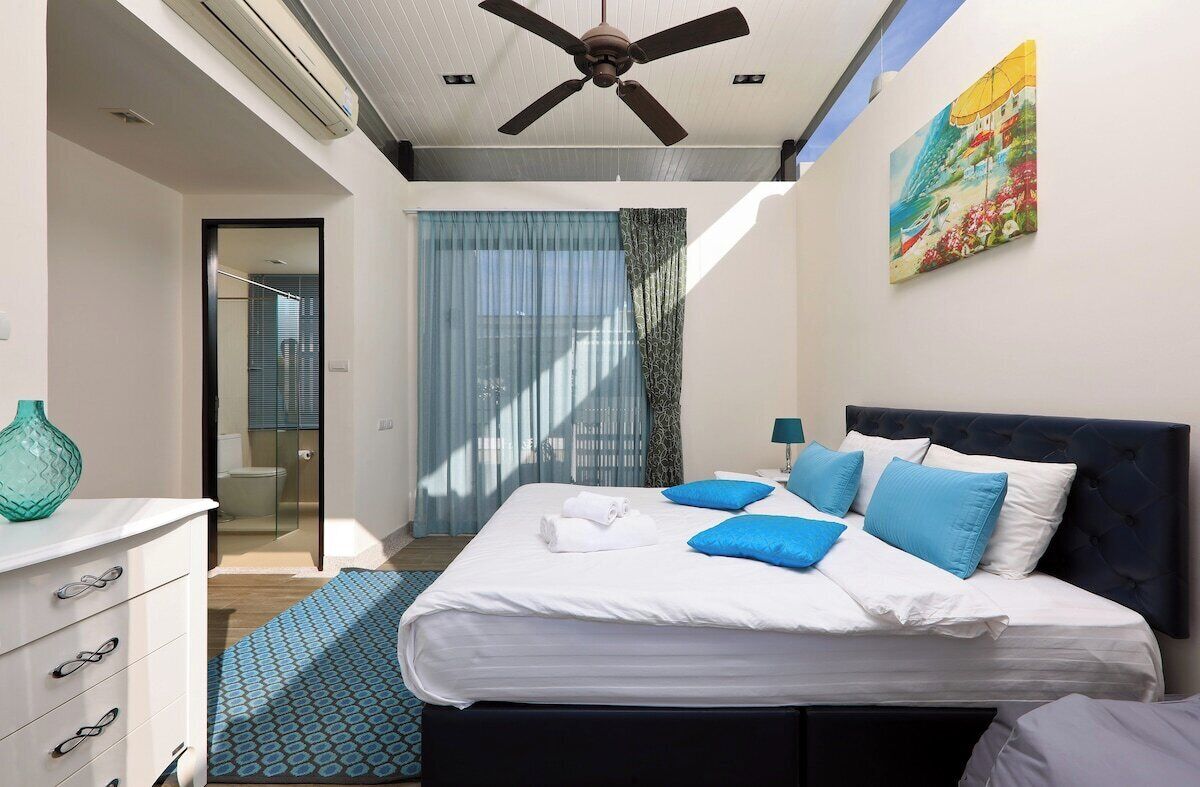 3 habitaciones, tabla de planchar con plancha, wifi y ropa de cama 