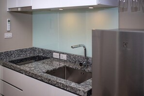 Private kitchen - 1BR Pool Access Apartment Bangtao | CapitalPro (Tambon Choeng Thale)