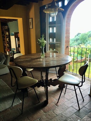 Dining - Apartment in farmhouse, nestled in olive grove, 15 minutes from Lucca (Capannori)