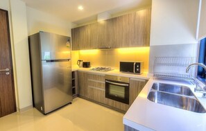 Fridge, microwave, oven, cookware/dishes/utensils - 5bdr Pool Villa LagunaPark 65/40 (Tambon Choeng Thale)