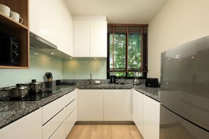 Fridge, microwave, stovetop, toaster - 2bdr Apartment Bang Tao Beach (Tambon Choeng Thale)