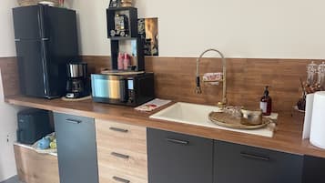 Réfrigérateur, micro-ondes, cafetière/bouilloire, bouilloire électrique